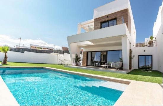 Luxury Living in Alicante: Exquisite Villa in Nueva Villa Verde, Benidorm 03501