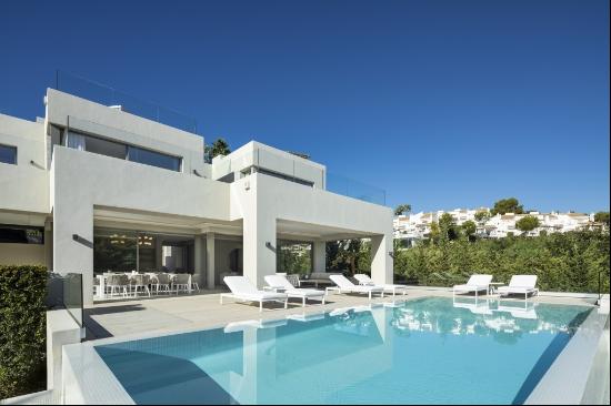 Bright luxury villa in a prime position in Nueva Andalucia, Marbella 29660