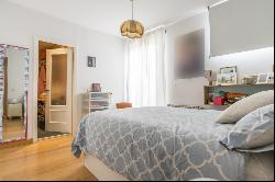 Flat with two balconies in the best area of La Latina, Madrid 28042