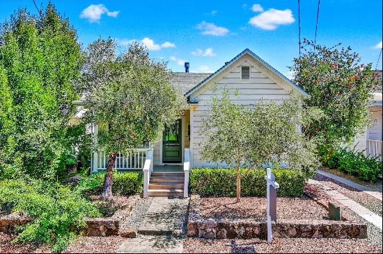 Charming St. Helena Cottage