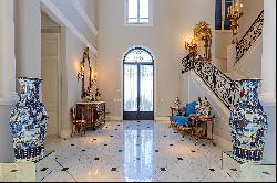 Classic French mansion designed by Marcos Tomanik with high-end finishes