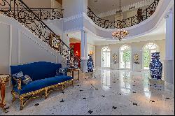 Classic French mansion designed by Marcos Tomanik with high-end finishes