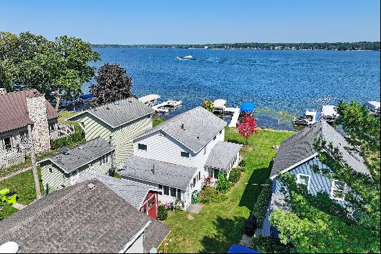 Charming Lakeside Farmhouse on Delavan Lake