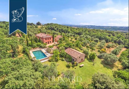 Luxury villa with 18 hectares of grounds for sale in Monteriggioni