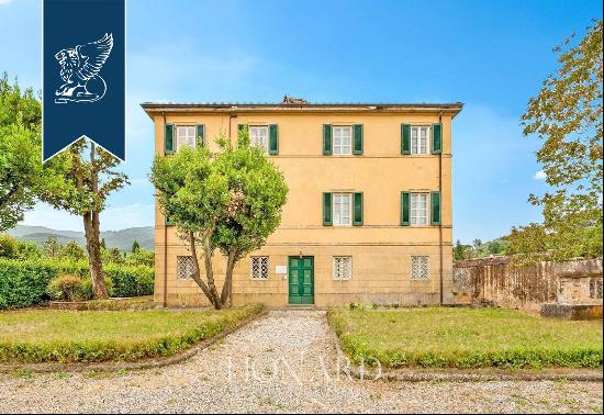 Elegant 19th-century estate with a big park for sale between Lucca and Pisa