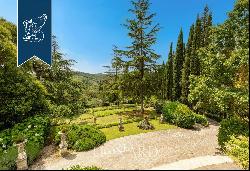 Luxury villa with a private park for sale in the heart of Tuscany