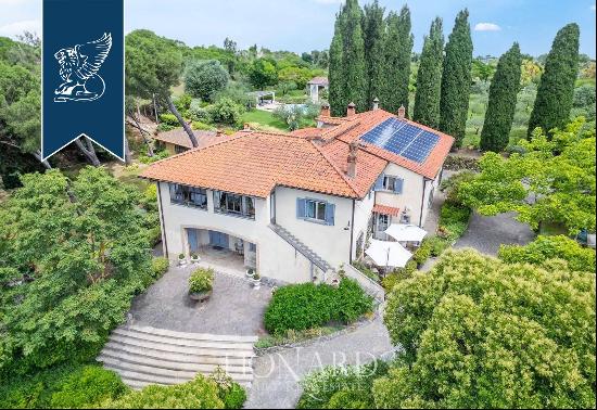 Luxury villa with a private park for sale in the heart of Tuscany