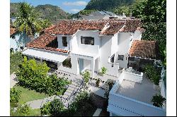 Renovated house with views of Pedra da Gavea