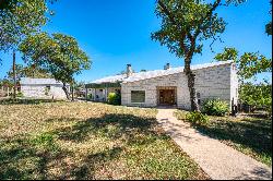 135 Silver Springs Road South, Kerrville, TX 78028