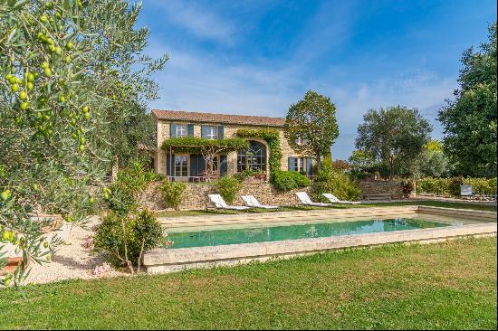 Recent 'mas' in exceptional surroundings in a 8,000 sq m garden on the edge of Uzes.