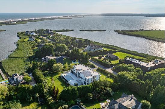 This extraordinary residence, nestled south of the highway in Bridgehampton, epitomizes un