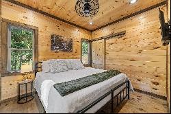 Charming Cabin Retreat With Custom Updates Near Fightingtown Creek!