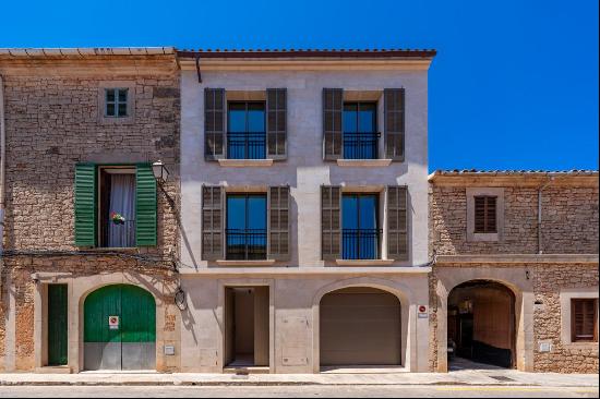 A modern townhouse with a swimming pool and an elevator.