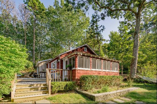 Sag Harbor Beach Cottage By The Bay