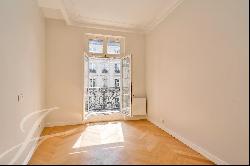 Fully Renovated Apartment with Open Views – Between Palais Royal and La Bourse