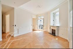 Fully Renovated Apartment with Open Views – Between Palais Royal and La Bourse