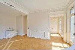 Fully Renovated Apartment with Open Views – Between Palais Royal and La Bourse