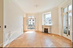 Fully Renovated Apartment with Open Views – Between Palais Royal and La Bourse