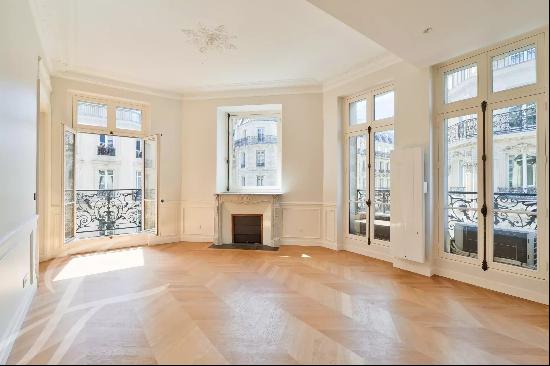 Fully Renovated Apartment with Open Views - Between Palais Royal and La Bourse