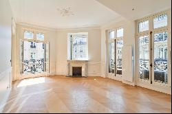 Fully Renovated Apartment with Open Views – Between Palais Royal and La Bourse