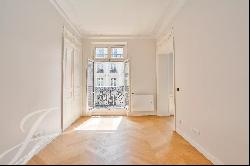 Fully Renovated Apartment with Open Views – Between Palais Royal and La Bourse