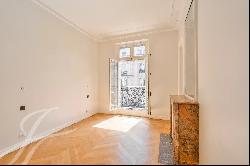 Fully Renovated Apartment with Open Views – Between Palais Royal and La Bourse