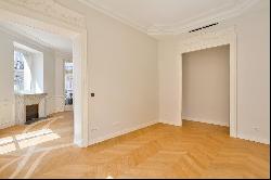 Fully Renovated Apartment with Open Views – Between Palais Royal and La Bourse