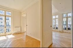 Fully Renovated Apartment with Open Views – Between Palais Royal and La Bourse