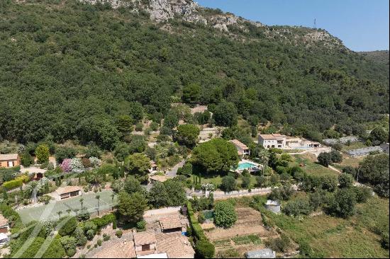 Domain of 3 properties enjoying panoramic sea views