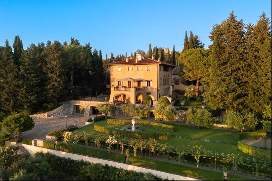 Majestic historic villa with pool and vineyard in San Casciano