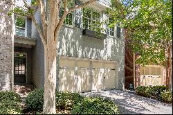 A Charming Decatur Townhome, Near the Vibrant Oak Grove Village