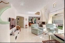 Stunning 320 m² villa with garden and swimming pool