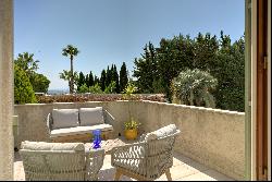 Stunning 320 sqm villa with garden and swimming pool