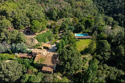 Wonderful XVII-XVIII century farmhouse with forest, swimming pool and stables.