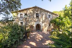 Wonderful XVII-XVIII century farmhouse with forest, swimming pool and stables.