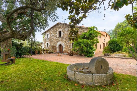 Wonderful XVII-XVIII century farmhouse with forest, swimming pool and stables.