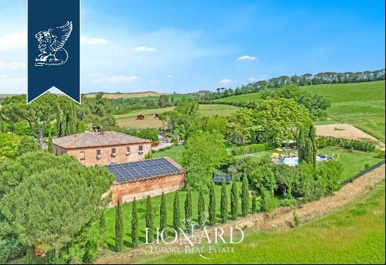 Prestigious renovated farmhouse with outbuilding for sale in the heart of the Crete Senesi