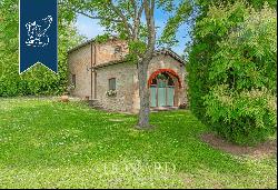 Prestigious renovated farmhouse with outbuilding for sale in the heart of the Crete Senesi