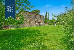 Prestigious renovated farmhouse with outbuilding for sale in the heart of the Crete Senesi