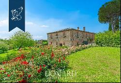 Prestigious renovated farmhouse with outbuilding for sale in the heart of the Crete Senesi