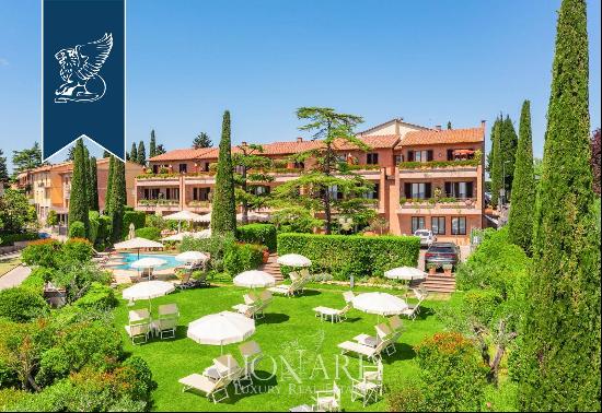 Elegance and comfort in the heart of the Tuscan hills: luxury hotel with 40 bedrooms and a