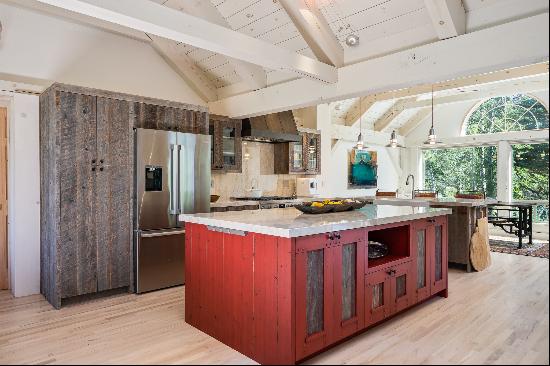 Stunning Timberpeg Home in Ouray Ranch.