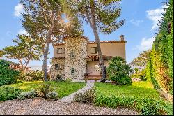 Provencal villa with a sea view and view of La Garoupe Bay