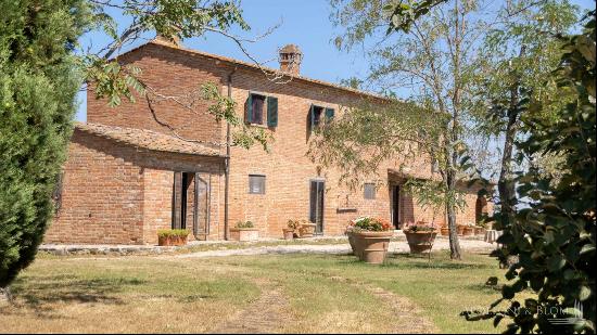 Seventeenth-century casale with pool for sale in Cortona - Tuscany 