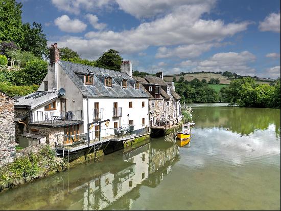 A superbly refurbished former bakehouse with six bedrooms (five en suite) in a lovely wate