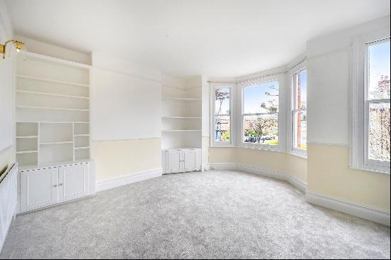 A bright and spacious 2 bedroom apartment with a separate study to rent North Kensington, 