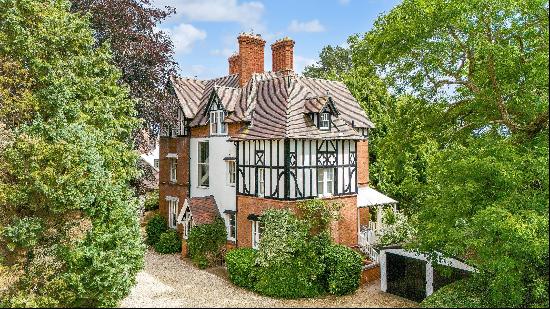 An elegant, period town property with beautiful mature gardens found on one of Shrewsbury'