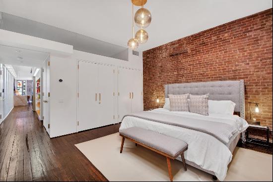 Fashion lovers will swoon for this completely turn-key, Tribeca loft, renovated with a 