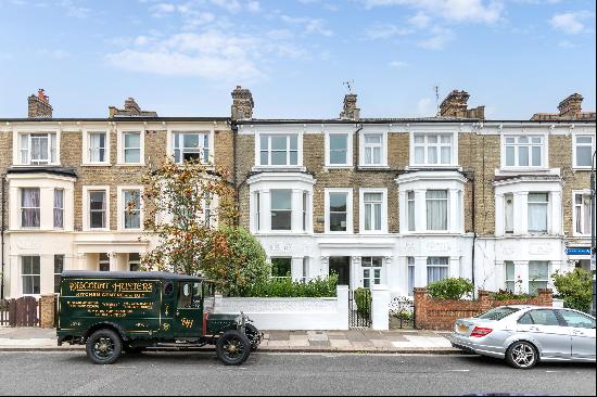 An Elegant 5 Bedroom, 2 Bathroom Victorian House With A Large Garden.