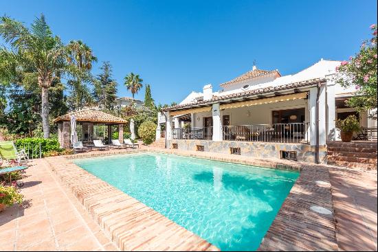 An Andalusian style villa in the El Paraiso Medio with a large garden.